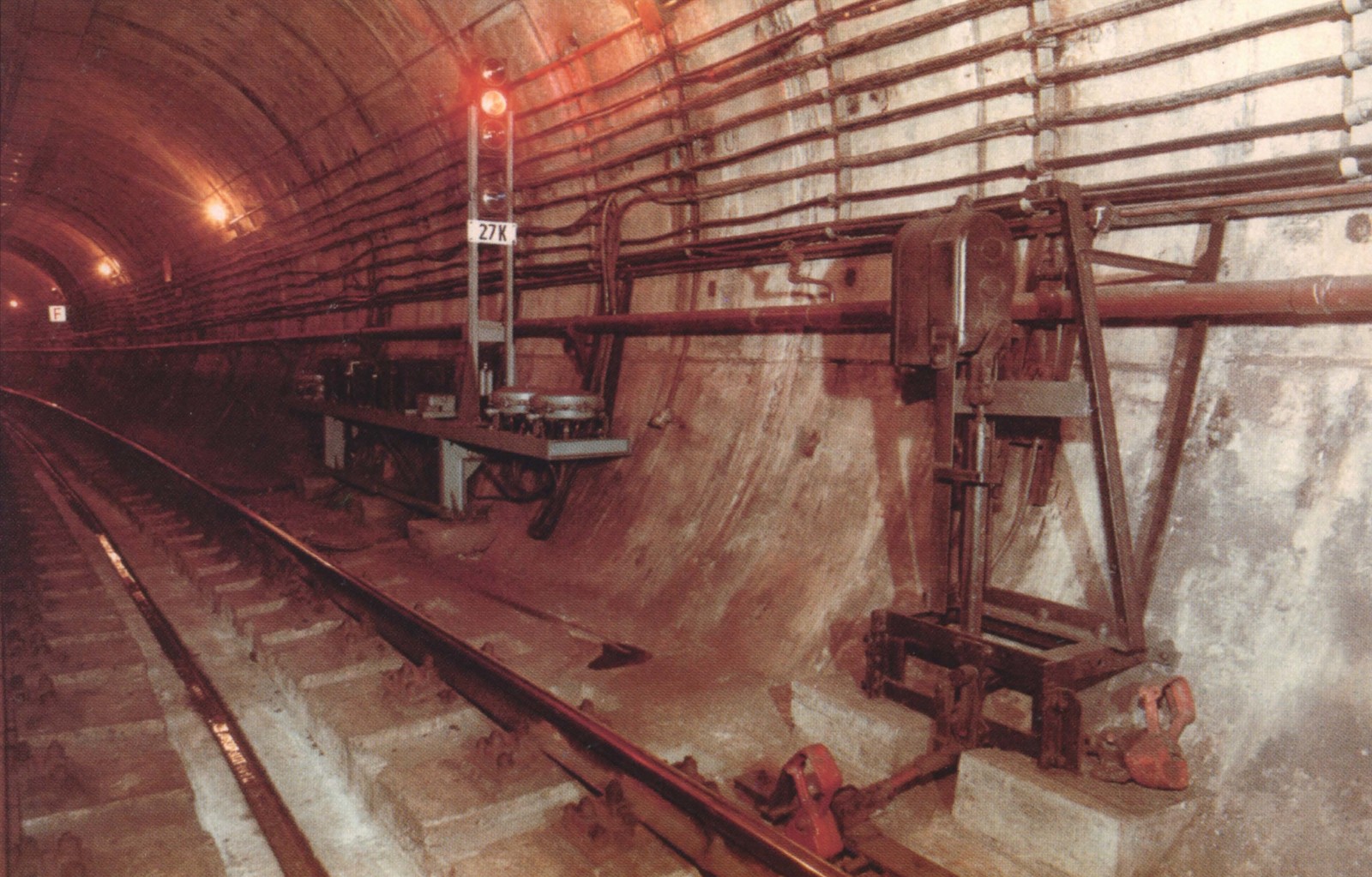 Budapest, M2 metró, fényjelző és autostop