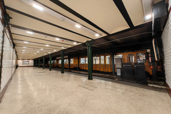 Budapest, M1 metró, Vörösmarty tér, bélyegkép