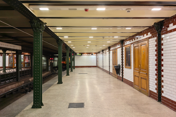 Budapest, M1 metró, Vörösmarty tér, bélyegkép