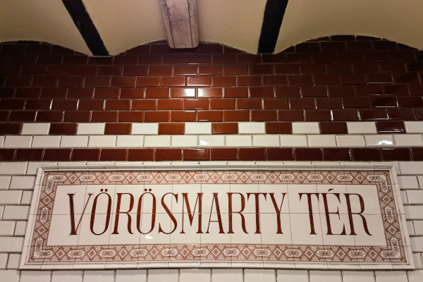 Budapest, M1 metró, Vörösmarty tér, bélyegkép