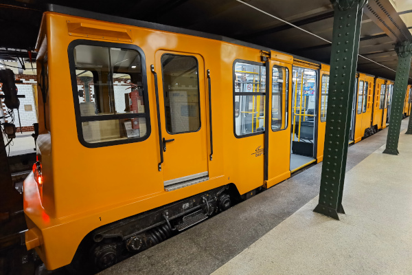 Budapest, M1 metró, Vörösmarty tér, bélyegkép