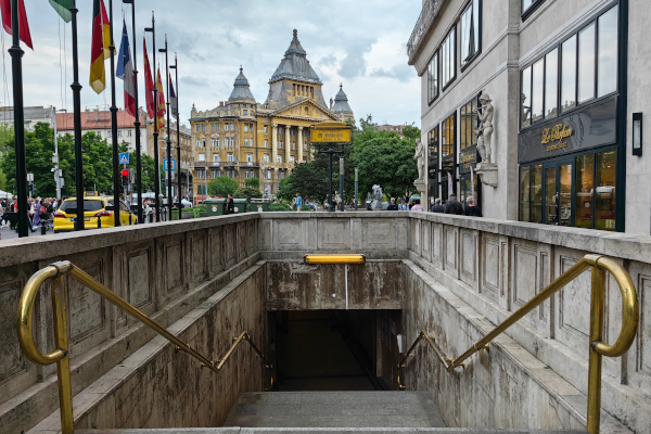Budapest, M1 metró, Deák Ferenc tér, bélyegkép