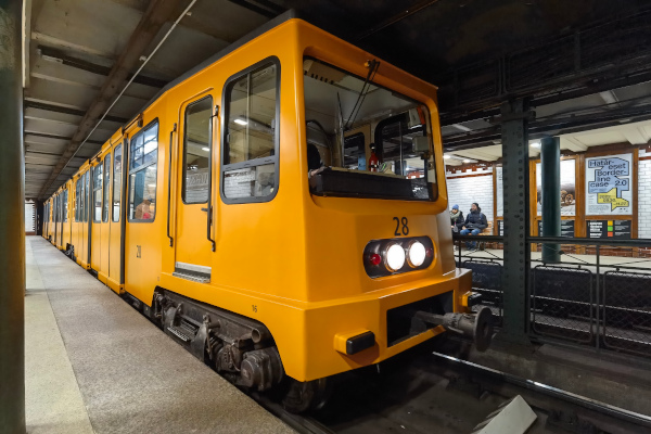 Budapest, M1 metró, Vörösmarty utca, bélyegkép