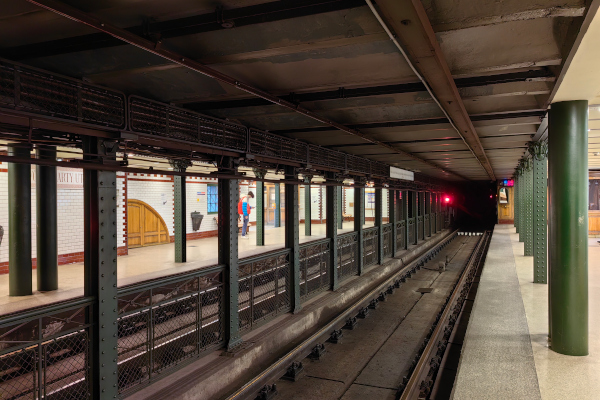 Budapest, M1 metró, Vörösmarty utca, bélyegkép