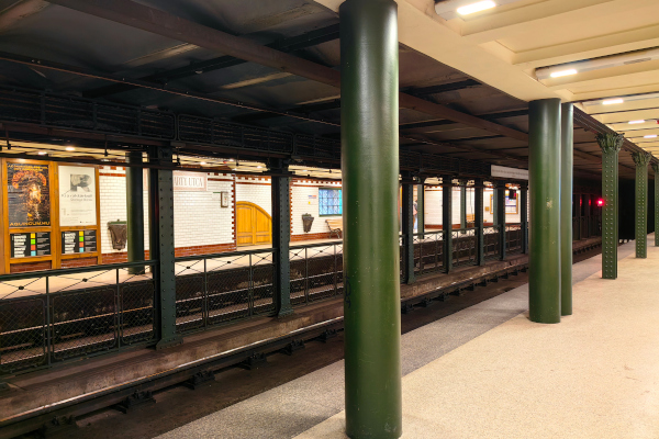 Budapest, M1 metró, Vörösmarty utca, bélyegkép