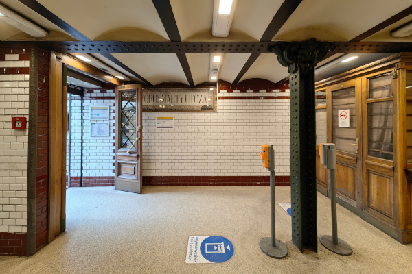 Budapest, M1 metró, Vörösmarty utca, bélyegkép