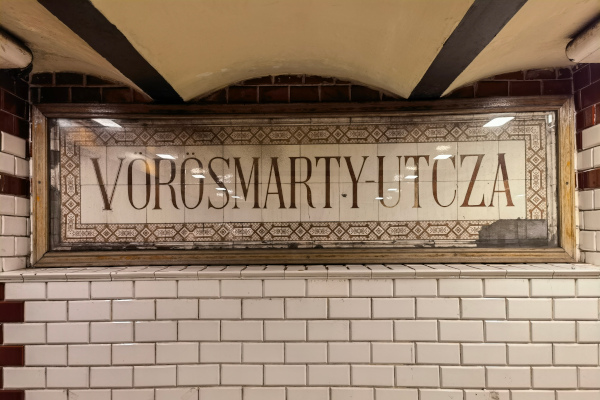 Budapest, M1 metró, Vörösmarty utca, bélyegkép