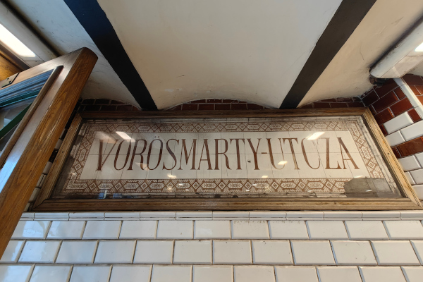 Budapest, M1 metró, Vörösmarty utca, bélyegkép