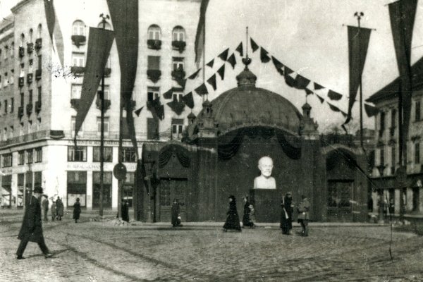 Budapest, M1 metró, Deák Ferenc tér, lejárócsarnok, bélyegkép