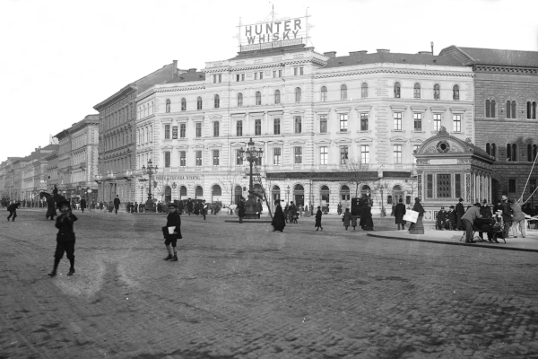 Budapest, M1 metró, Deák Ferenc tér, lejárócsarnok, bélyegkép