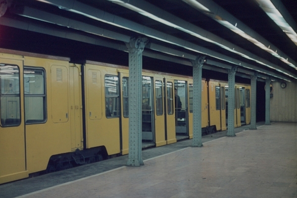 Budapest, M1 metró, Vörösmarty tér, bélyegkép