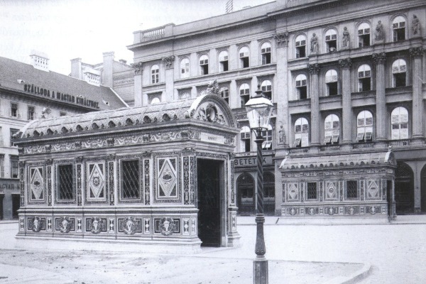 Budapest, M1 metró, Vörösmarty tér, lejárócsarnok, bélyegkép