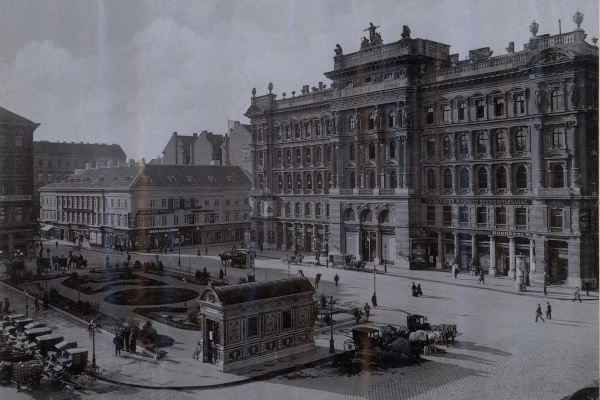 Budapest, M1 metró, Vörösmarty tér, lejárócsarnok, bélyegkép