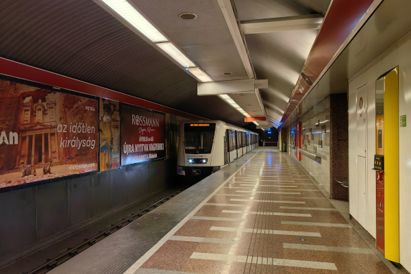 Budapest, M2 metró, Széll Kálmán tér, bélyegkép