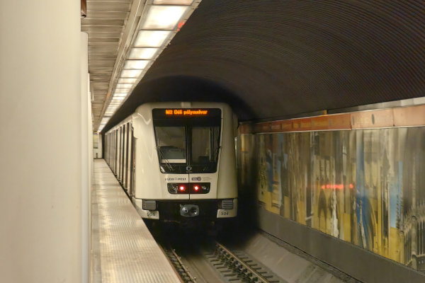 Budapest, M2 metró, Kossuth Lajos tér, bélyegkép