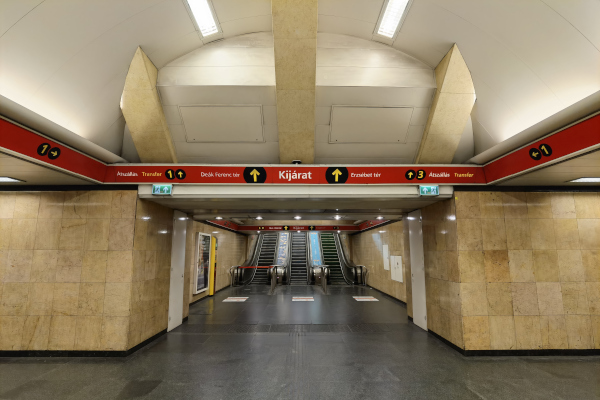 Budapest, M2 metró, Deák Ferenc tér, bélyegkép