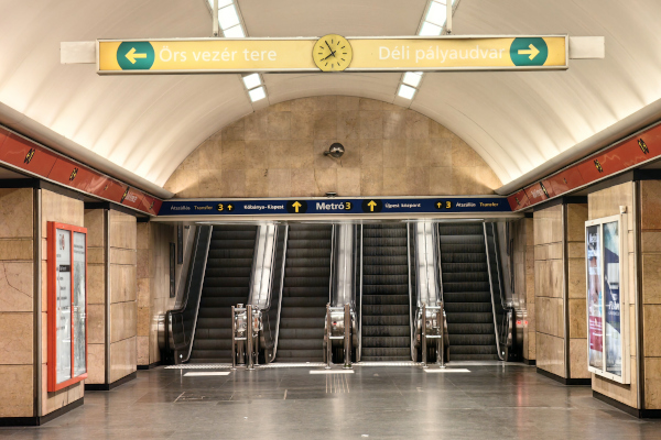 Budapest, M2 metró, Deák Ferenc tér, bélyegkép