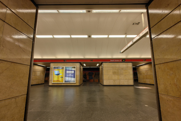 Budapest, M2 metró, Deák Ferenc tér, bélyegkép