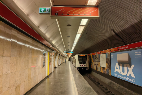 Budapest, M2 metró, Deák Ferenc tér, bélyegkép