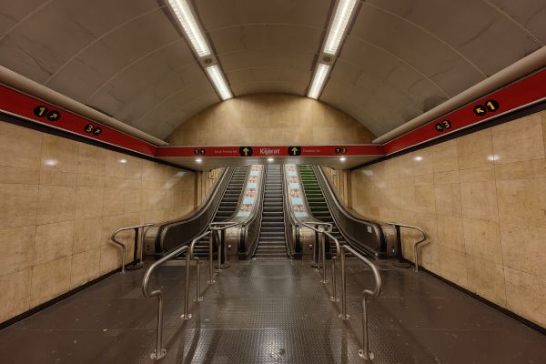 Budapest, M2 metró, Deák Ferenc tér, bélyegkép