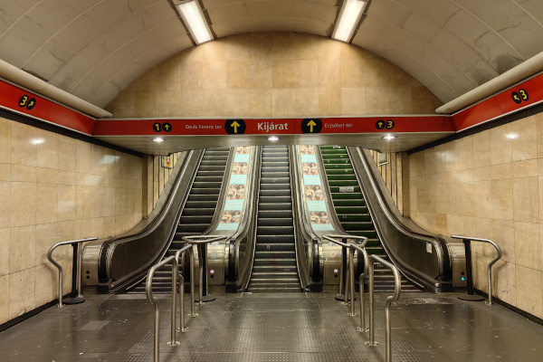 Budapest, M2 metró, Deák Ferenc tér, bélyegkép