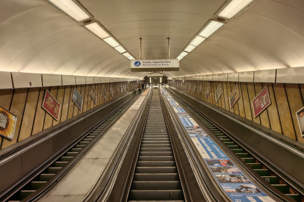 Budapest, M2 metró, Deák Ferenc tér, bélyegkép