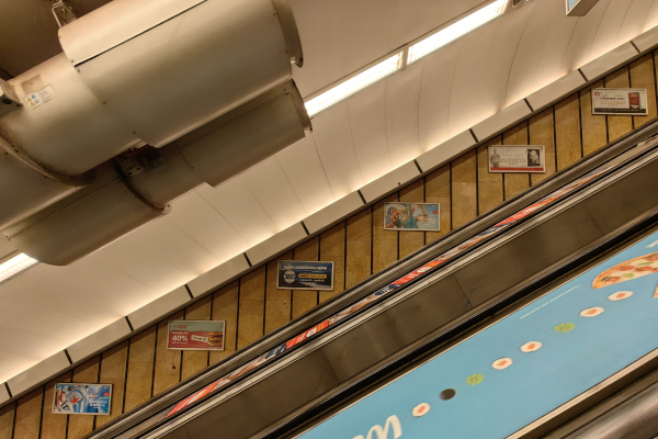 Budapest, M2 metró, Deák Ferenc tér, bélyegkép