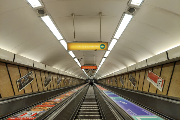 Budapest, M2 metró, Deák Ferenc tér, bélyegkép