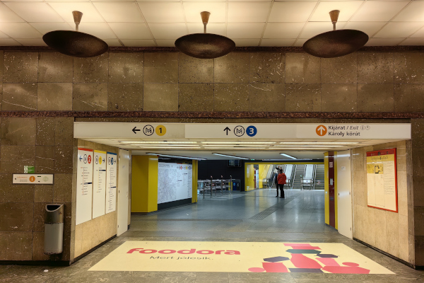 Budapest, M2 metró, Deák Ferenc tér, bélyegkép