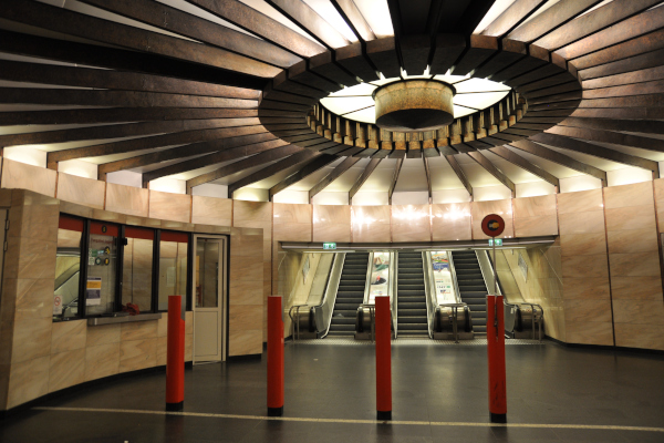 Budapest, M2 metró, Deák Ferenc tér, bélyegkép