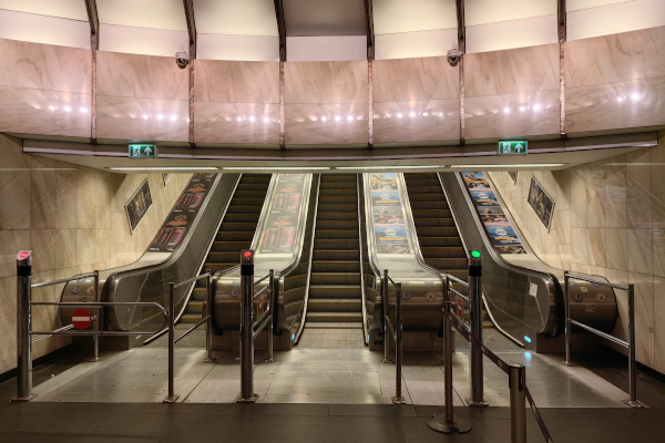 Budapest, M2 metró, Deák Ferenc tér, bélyegkép