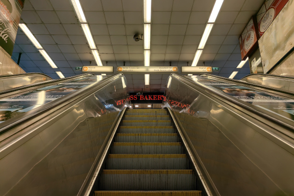 Budapest, M2 metró, Deák Ferenc tér, bélyegkép