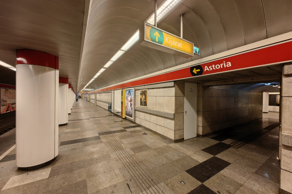 Budapest, M2 metró, Astoria, bélyegkép