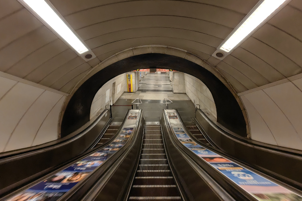 Budapest, M2 metró, Astoria, bélyegkép