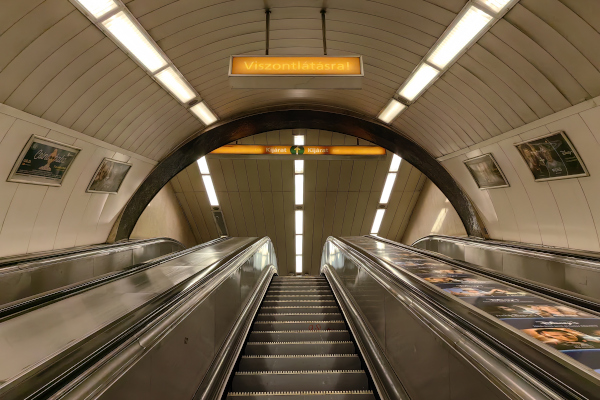 Budapest, M2 metró, Astoria, bélyegkép