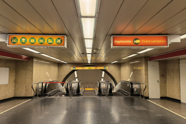 Budapest, M2 metró, Astoria, bélyegkép