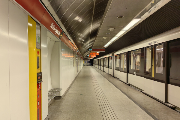 Budapest, M2 metró, Blaha Lujza tér, bélyegkép