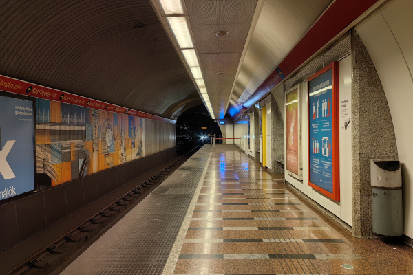 Budapest, M2 metró, Keleti pályaudvar, bélyegkép