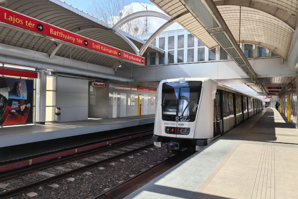 Budapest, M2 metró, Pillangó utca, bélyegkép