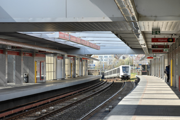 Budapest, M2 metró, Pillangó utca, bélyegkép