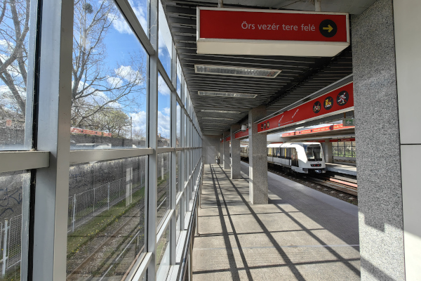 Budapest, M2 metró, Pillangó utca, bélyegkép