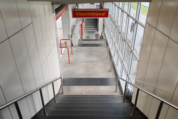 Budapest, M2 metró, Pillangó utca, bélyegkép