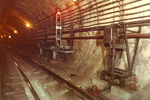 Budapest, M2 metró, Kossuth Lajos tér, bélyegkép