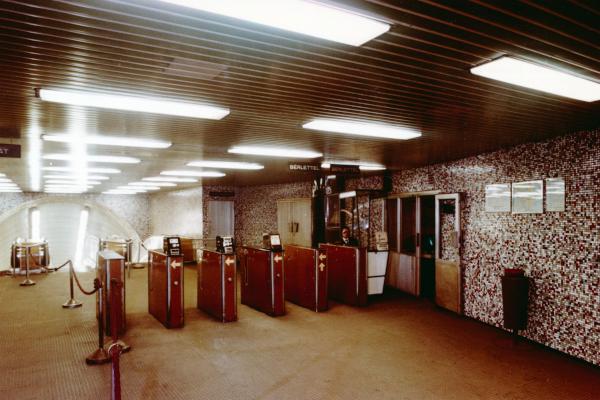 Budapest, M2 metró, Astoria, bélyegkép