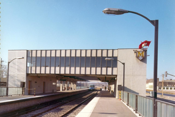 Budapest, M2 metró, Pillangó utca, bélyegkép