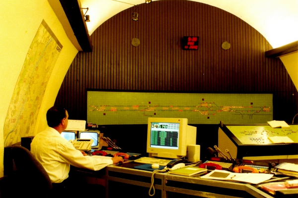 Budapest, M2 metró, Deák Ferenc tér, KFM, Központi Forgalmi Menetirányító, bélyegkép