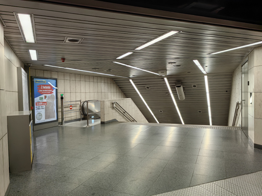 Budapest, M3 metró, Újpest-központ, bélyegkép