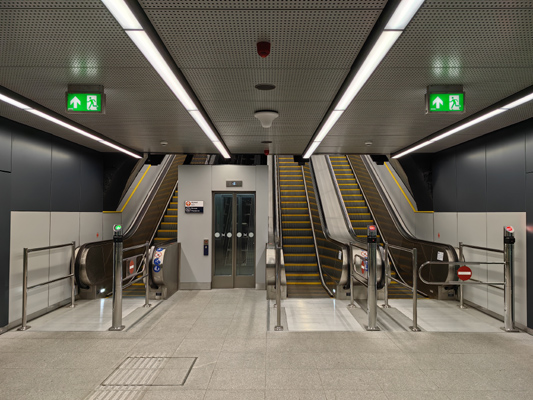 Budapest, M3 metró, Arany János utca, bélyegkép