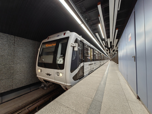 Budapest, M3 metró, Corvin-negyed, bélyegkép