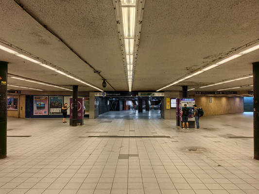 Budapest, M3 metró, Corvin-negyed, bélyegkép